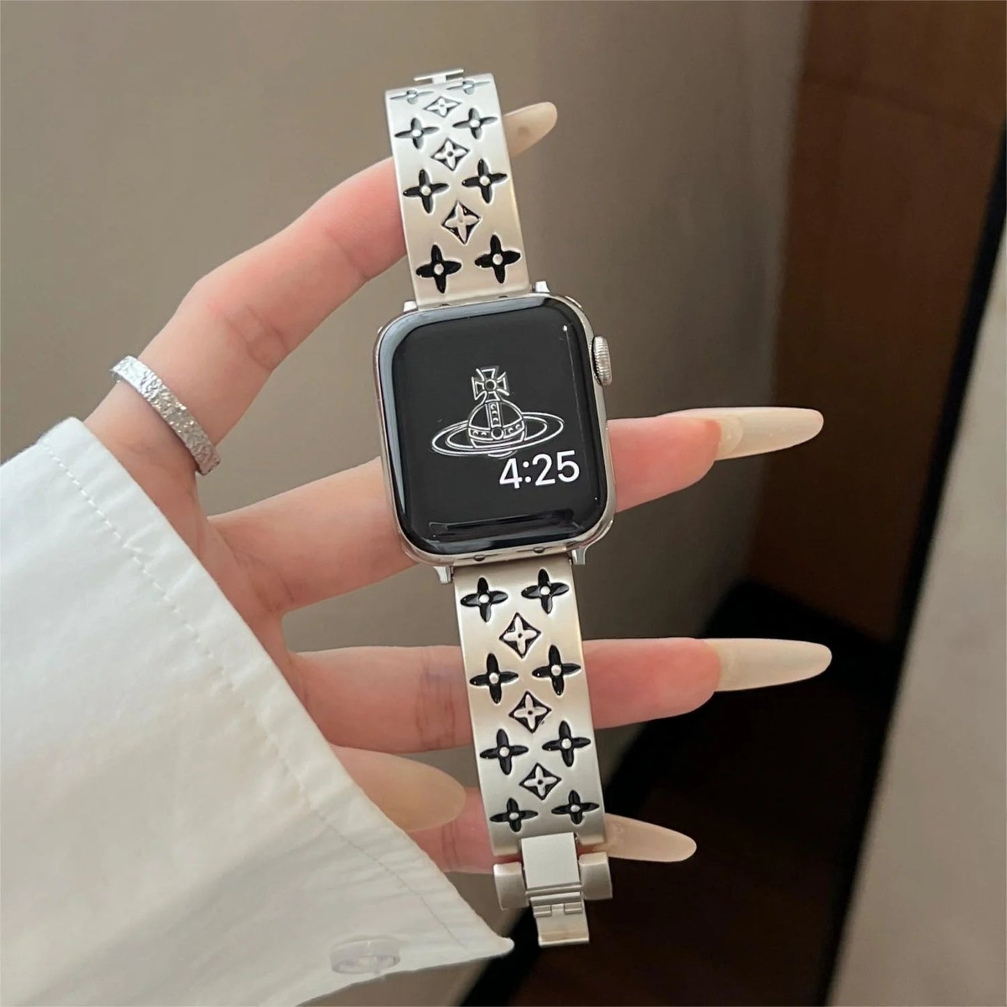 EMBOSSED METAL APPLE WATCH STRAP