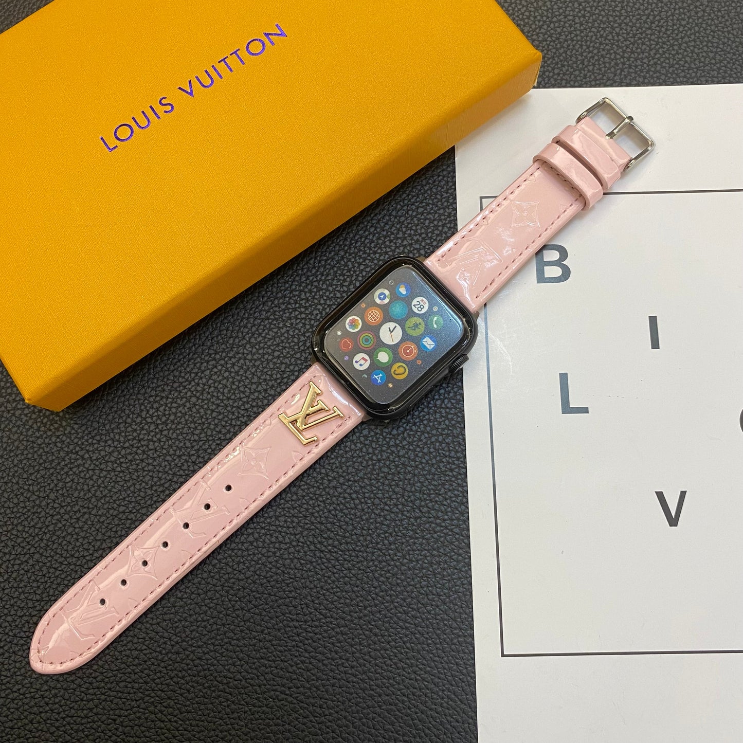 CINTURINO APPLE WATCH IN PELLE LUCIDA LOGO IN METALLO DI LUSSO