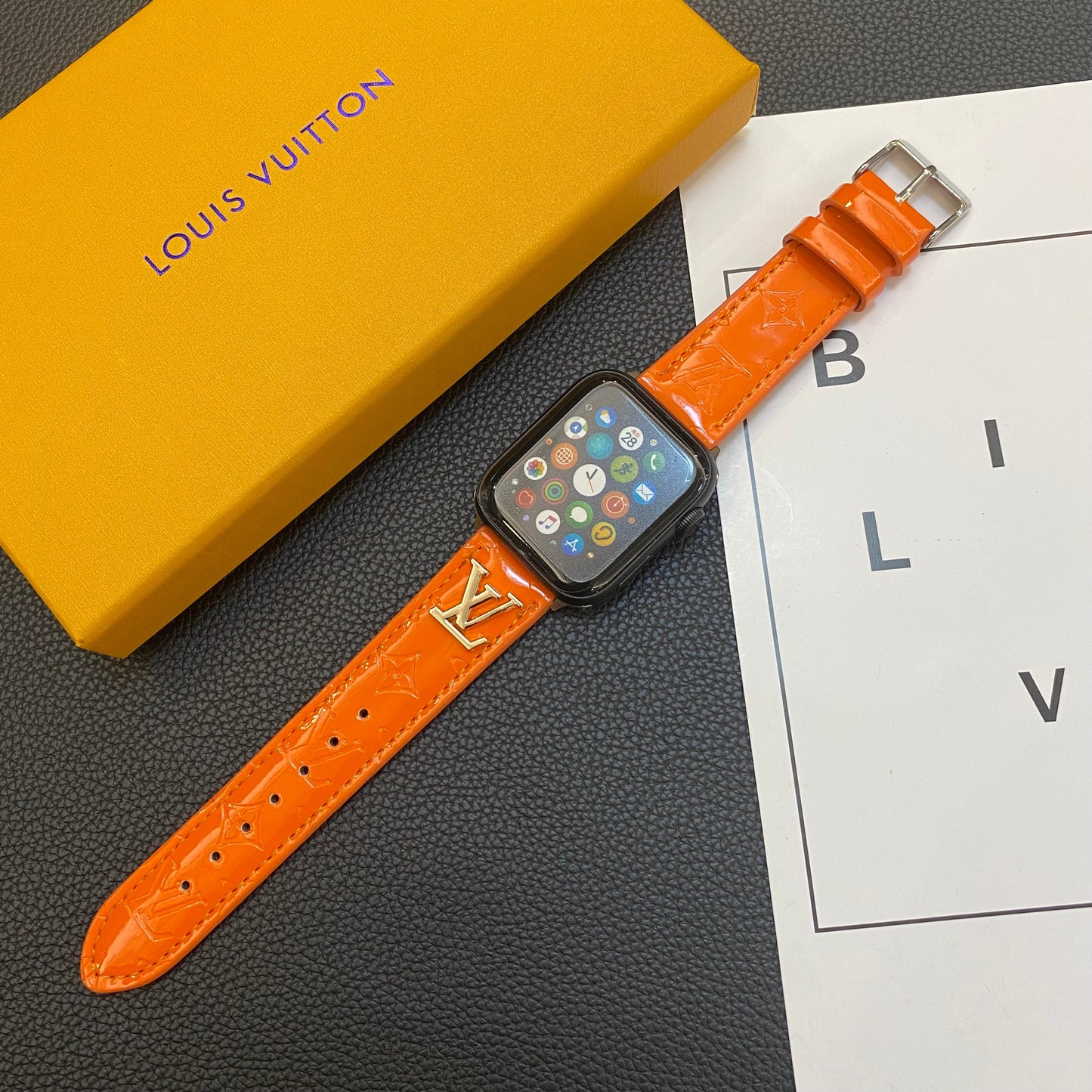 CINTURINO APPLE WATCH IN PELLE LUCIDA LOGO IN METALLO DI LUSSO