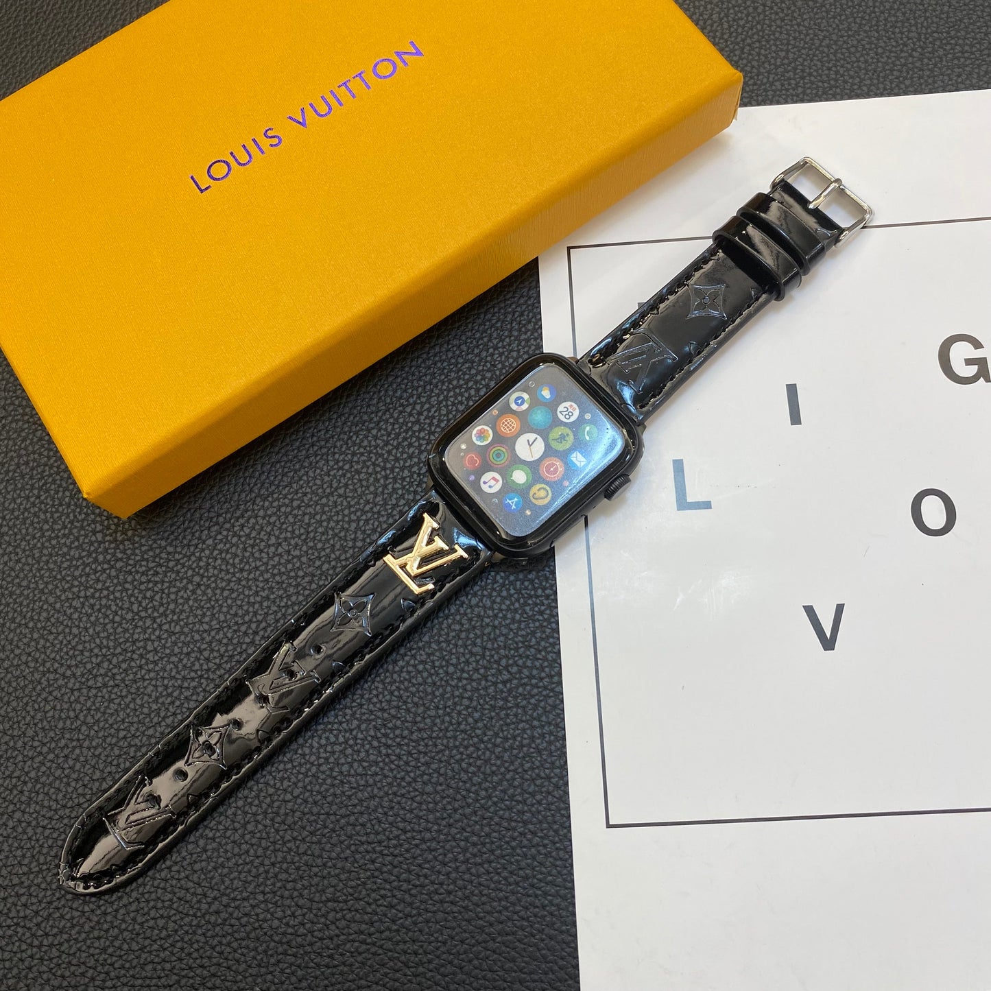 CINTURINO APPLE WATCH IN PELLE LUCIDA LOGO IN METALLO DI LUSSO