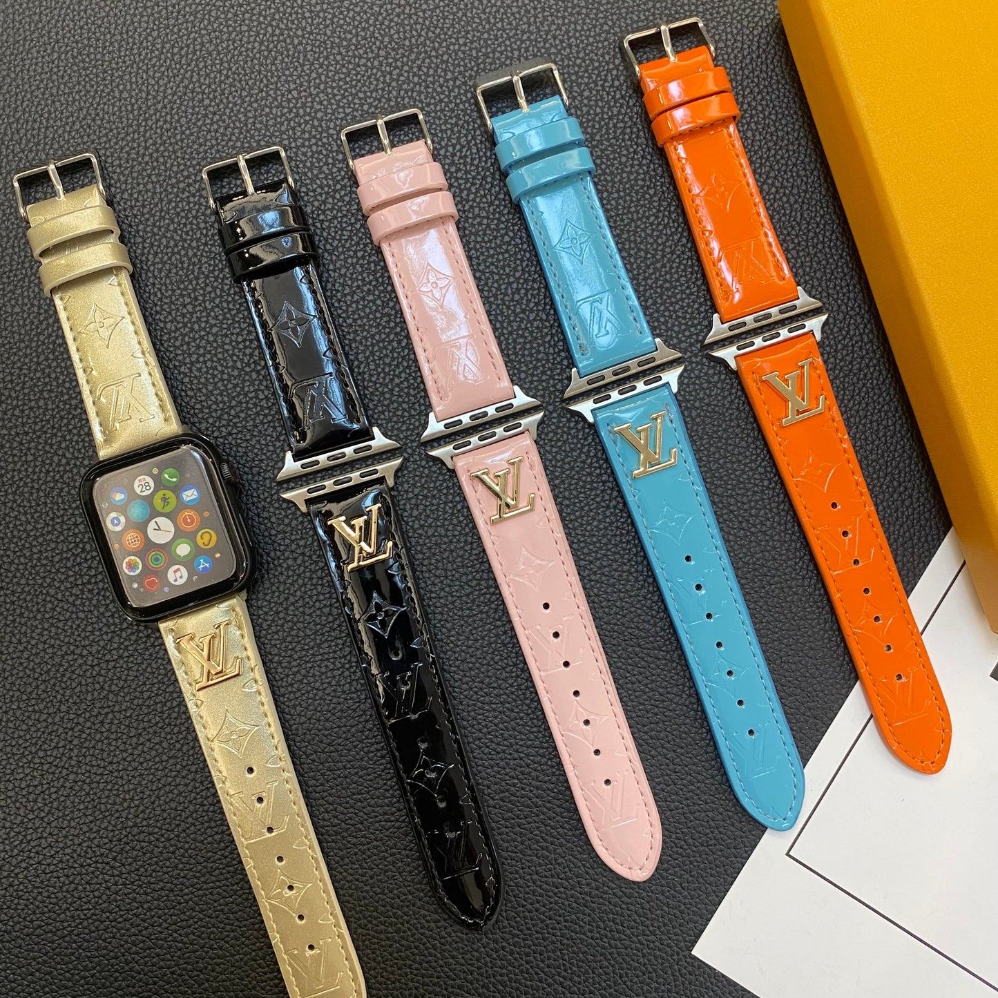 CINTURINO APPLE WATCH IN PELLE LUCIDA LOGO IN METALLO DI LUSSO